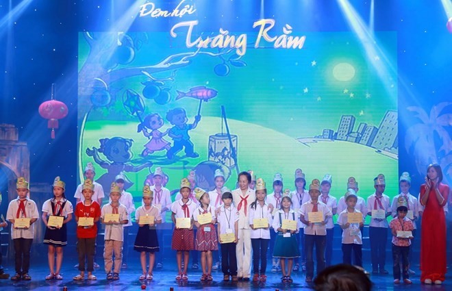 Authorities help needy children enjoy Moon festival - ảnh 1